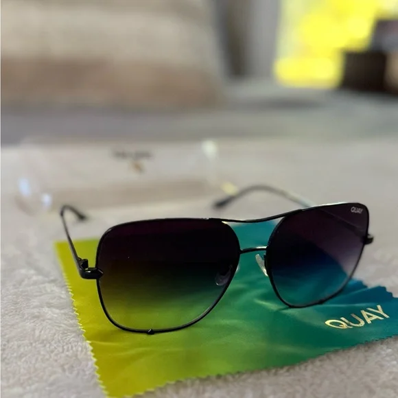 Quay Australia Black Gradient High Key Navigator Sunglasses - Picture 6 of 7